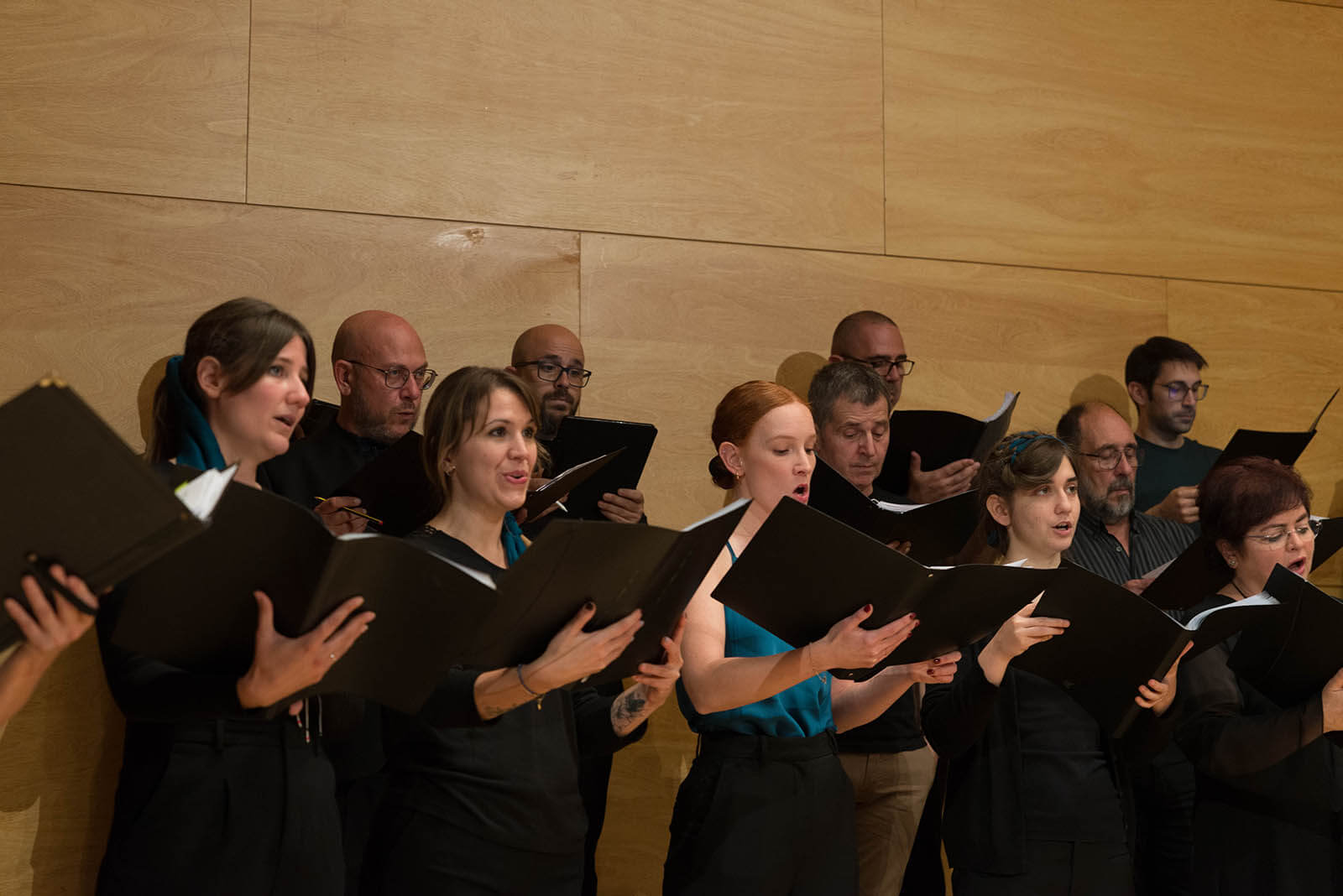 Cantantes de Teselas Ensemble Vocal interpretando con partituras