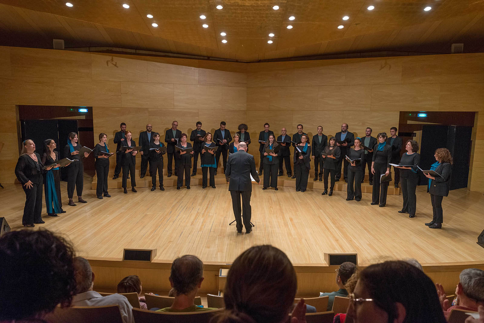 Teselas Ensemble Vocal recibiendo el aplauso del público al final de un concierto