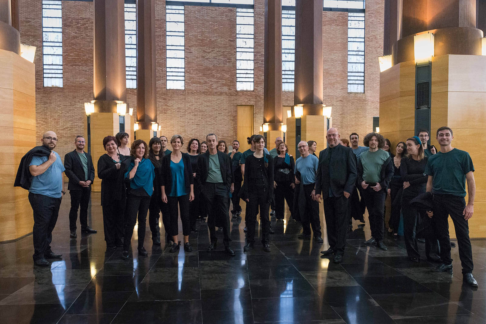 Teselas Ensemble Vocal posando en un espacio institucional